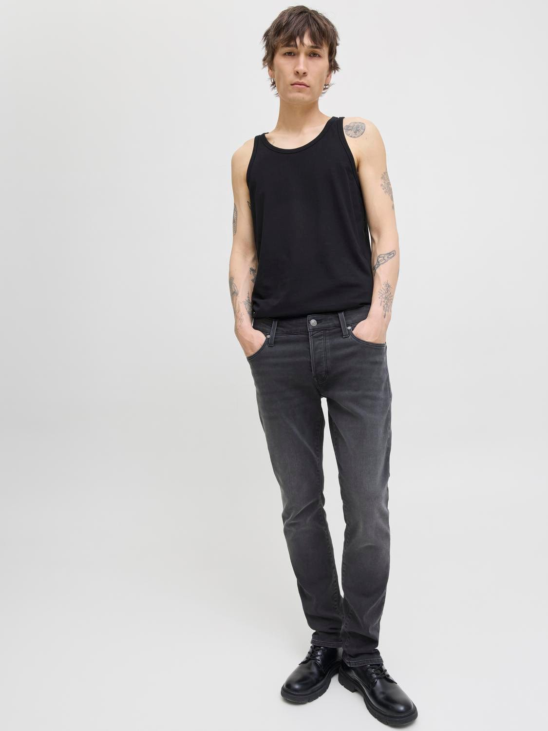 model_shot-creative